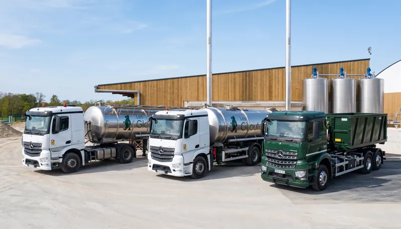 Camion bâché livrant des matières sur le site de méthanisation