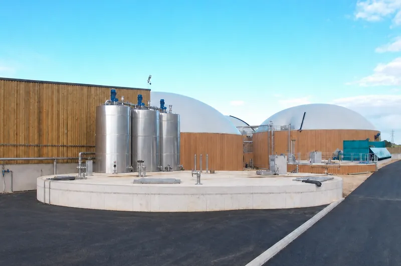 Cuves de stockage des matières liquides sur leur dalle de rétention, devant les digesteurs