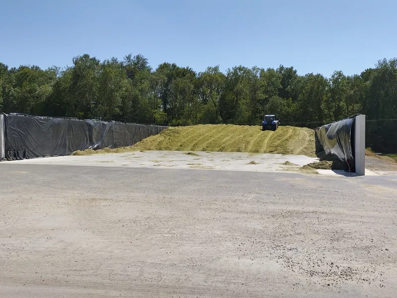 Silo ouvert de matière végétale ensilée sur le site de méthanisation