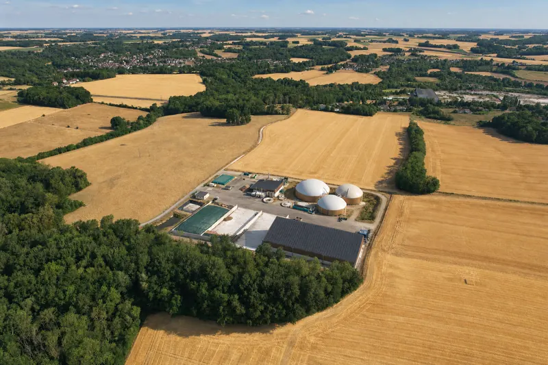Vue aérienne du méthaniseur de La Ferté-Gaucher en été, au milieu des cultures